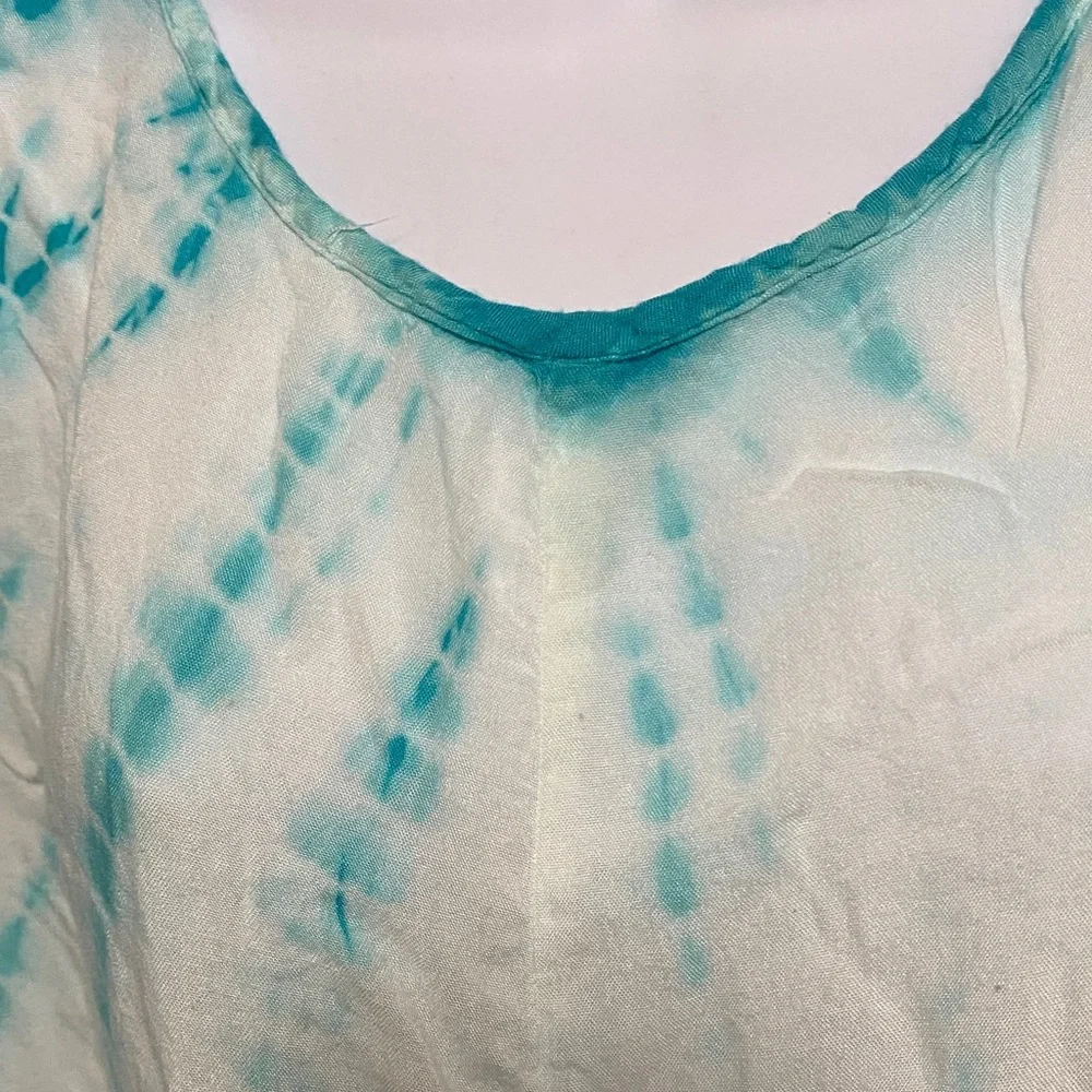 Chelsea & Theodore size small Tie-Dye Teal and White Top front tor unique sleeve - Picture 3 of 5